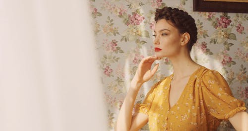 有关在家, 坐, 女人的免费素材视频