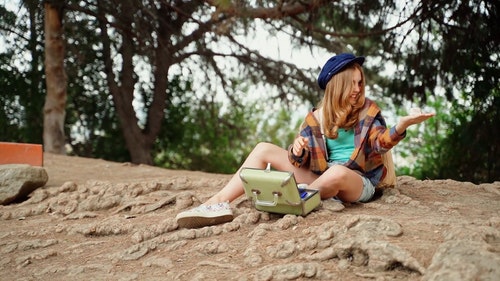 有关地面,坐,女孩的免费素材视频