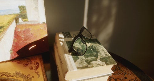 有关一摞书,特写,眼镜的免费素材视频