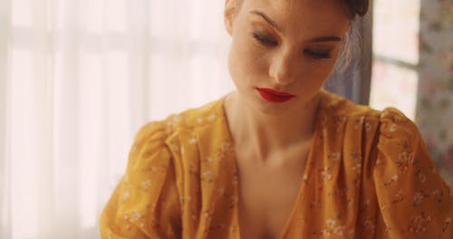 有关坐, 女人, 室内的免费素材视频