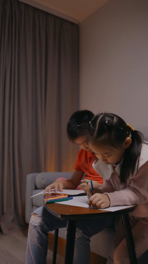 有关兄弟姐妹, 在家, 垂直视频的免费素材视频