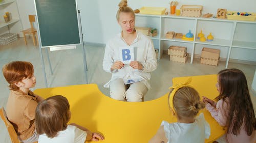 有关儿童, 回到学校, 坐的免费素材视频