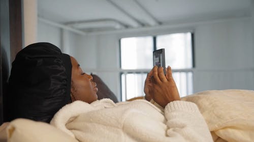 有关室内, 手机, 握住的免费素材视频