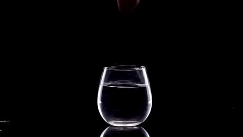 有关一杯水, 水, 漆黑的免费素材视频