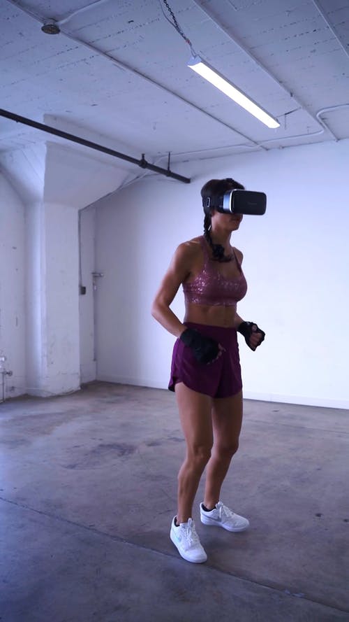 有关冲压, 垂直视频, 女人的免费素材视频