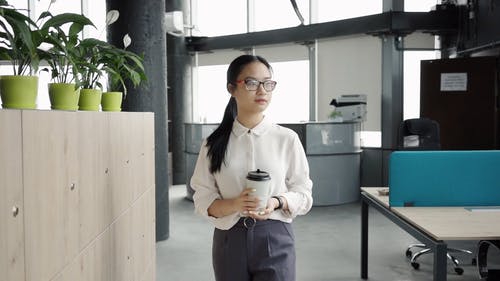 有关一杯咖啡, 一次性杯子, 雇员的免费素材视频