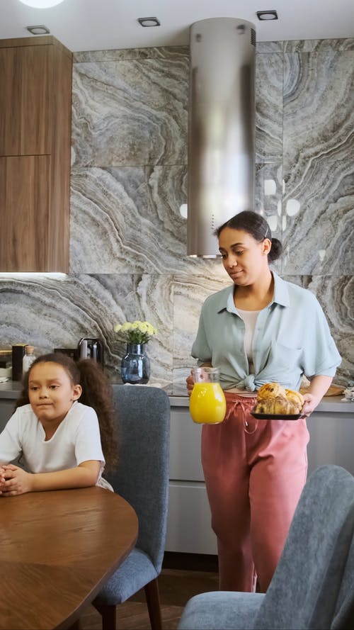 有关2, 在家, 垂直拍摄的免费素材视频