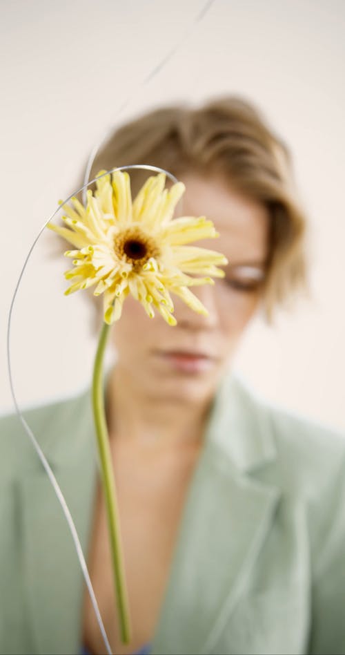 有关垂直视频, 女性, 挂的免费素材视频