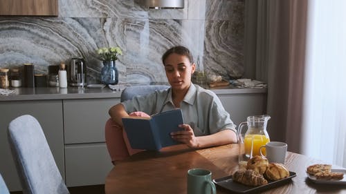 有关休闲, 在家, 坐的免费素材视频