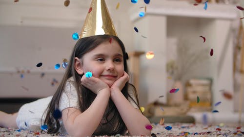 有关五彩纸屑, 儿童, 在家的免费素材视频