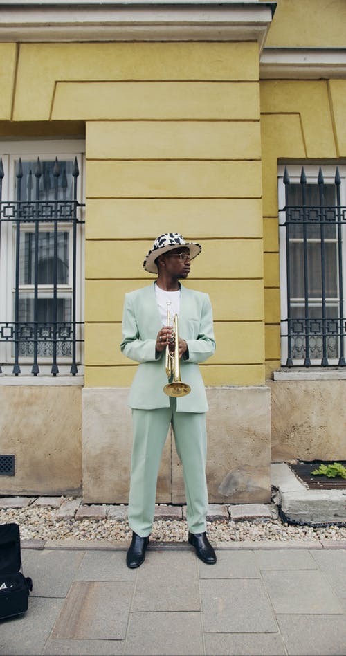 有关人, 吹奏乐器, 喇叭的免费素材视频