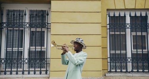 在建筑物外吹小号的人 · 免费素材视频