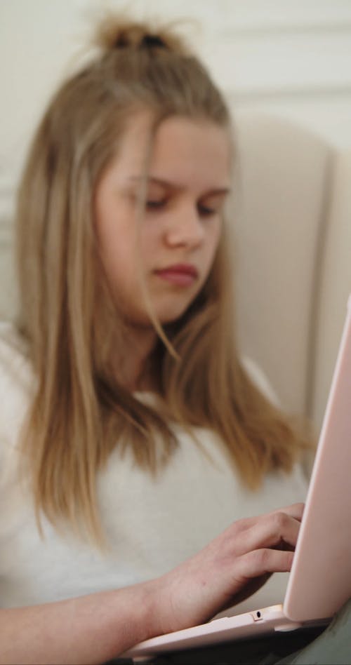 有关互联网, 坐, 垂直视频的免费素材视频