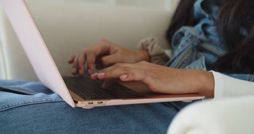 有关互联网, 人, 坐的免费素材视频