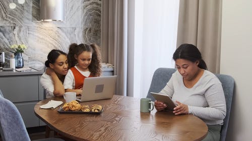 有关一起, 坐, 室内的免费素材视频