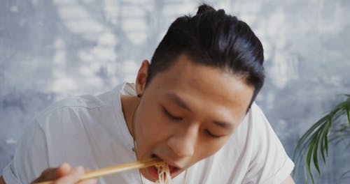 有关人, 吃, 看着相机的免费素材视频