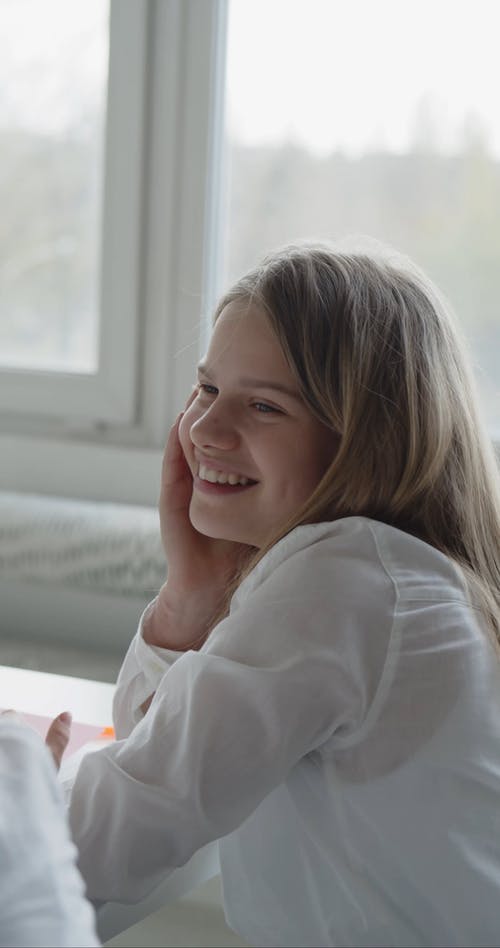 有关同学, 咖啡色头发的女人, 垂直视频的免费素材视频