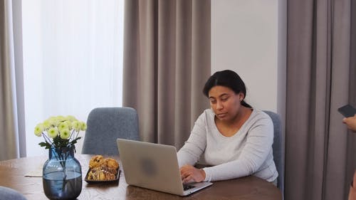 有关一对, 女性, 室内的免费素材视频