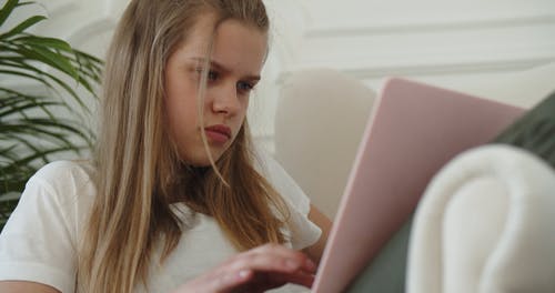 有关互联网, 坐, 女人的免费素材视频