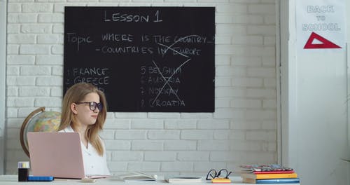 有关3C用品, 坐, 大笑的免费素材视频