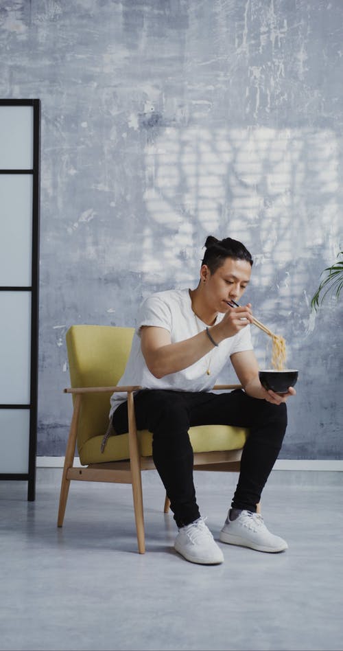 有关吃, 坐, 垂直视频的免费素材视频