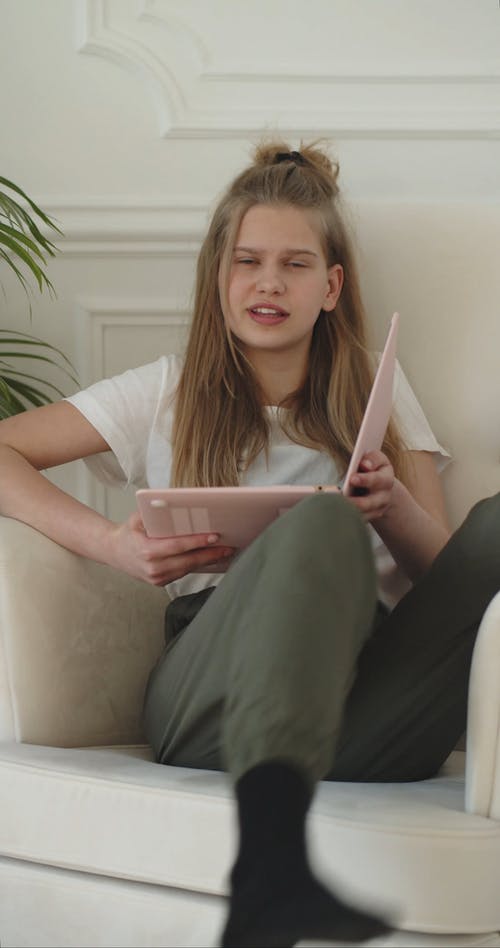 有关互联网, 人, 坐的免费素材视频