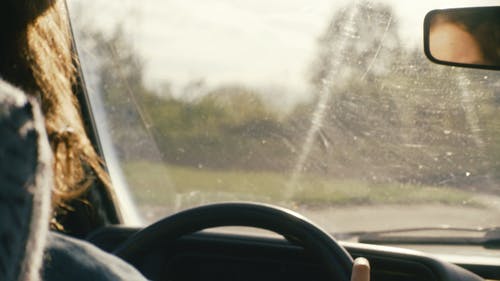 有关女人, 微笑, 挡风玻璃的免费素材视频