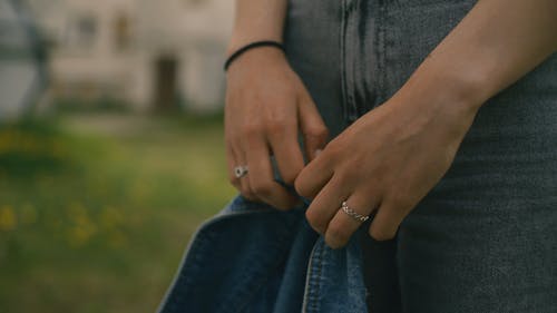 有关握住, 模糊的背景, 牛仔外套的免费素材视频