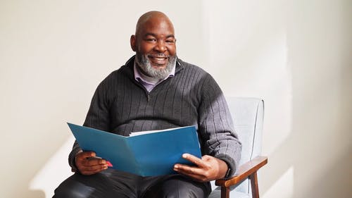 有关人, 坐, 微笑的免费素材视频