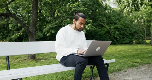 有关人, 坐, 户外的免费素材视频