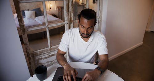 有关互联网, 人, 严肃的免费素材视频