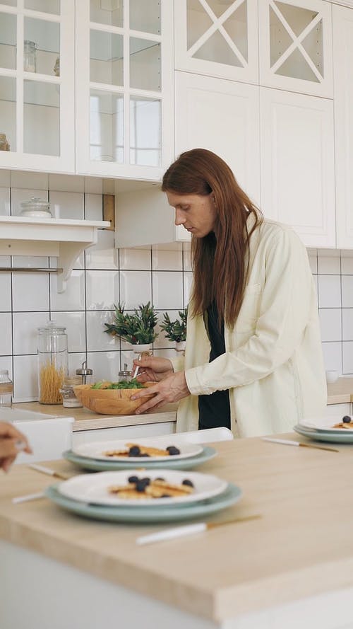 有关人, 准备食物, 厨房内饰的免费素材视频