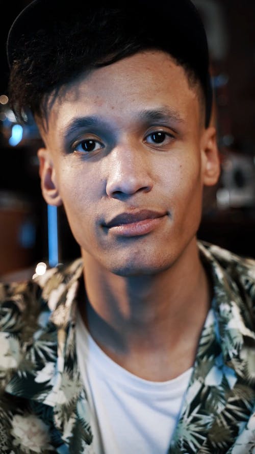 有关＃室内, 中等特写, 人的免费素材视频