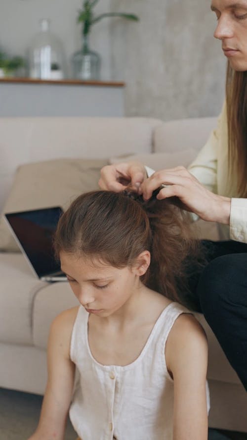 有关人, 修理头发, 发刷的免费素材视频