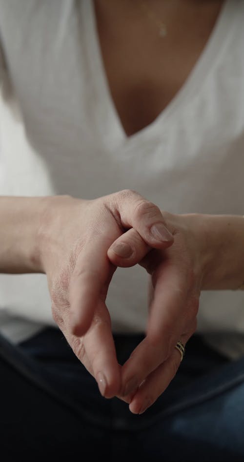 有关垂直视频, 女人, 手的免费素材视频