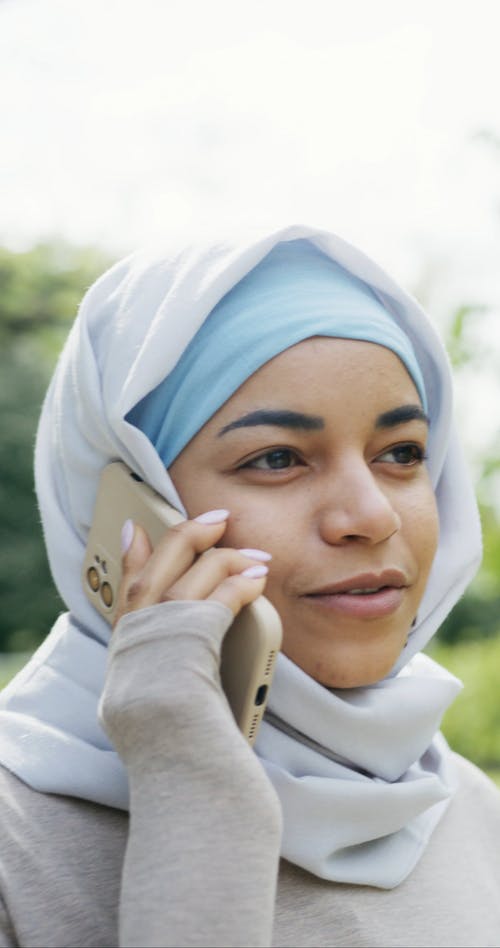 有关在讲电话, 垂直视频, 女人的免费素材视频