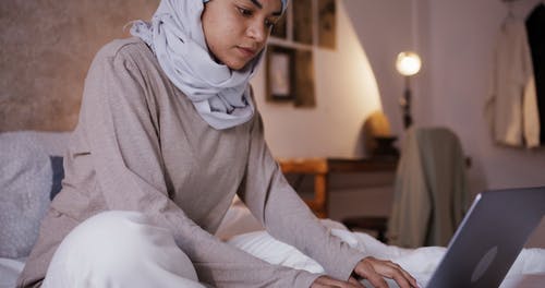 有关伊斯兰教, 在家, 在家工作的免费素材视频