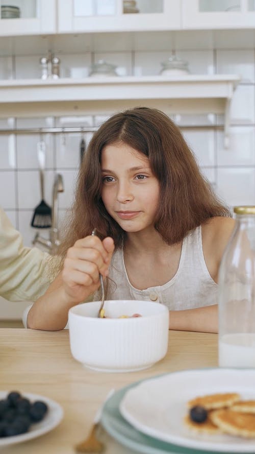 有关儿童, 可爱, 吃的免费素材视频