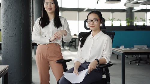 有关交叉双臂, 商业, 坐的免费素材视频