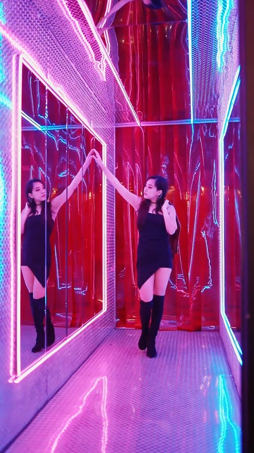 有关反射, 垂直视频, 女人的免费素材视频