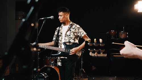 有关人, 低音吉他, 仪器的免费素材视频