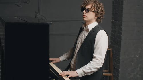 有关人, 垂直视频, 室内的免费素材视频