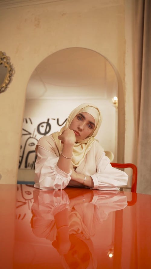 有关在家, 坐, 垂直视频的免费素材视频