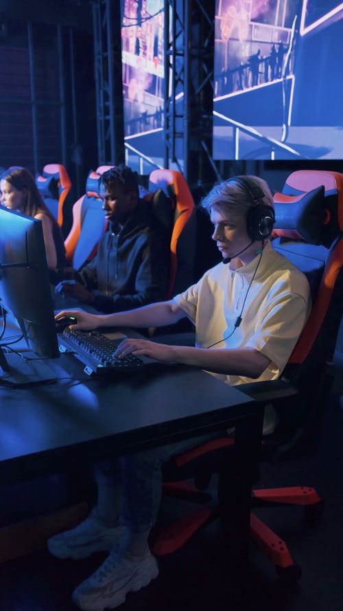 有关垂直视频, 女孩, 打电动游戏的免费素材视频