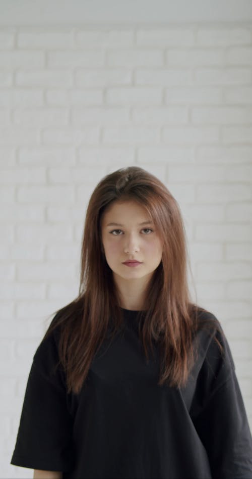 有关严肃, 垂直视频, 女人的免费素材视频