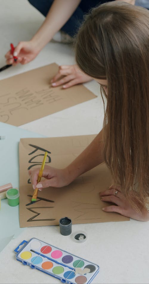 有关垂直视频, 女人, 标语牌的免费素材视频