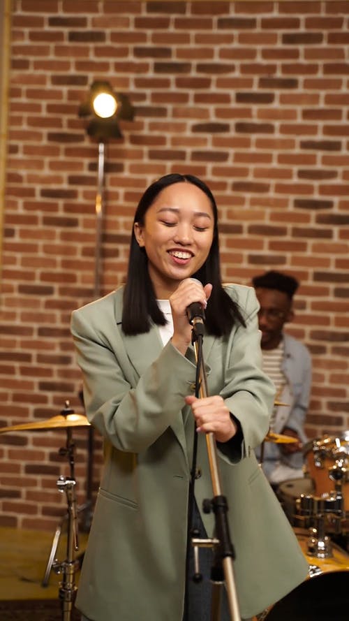 有关休闲, 唱歌, 垂直视频的免费素材视频