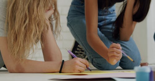 有关手, 画笔, 硬纸板的免费素材视频