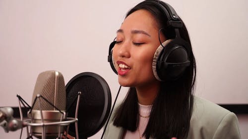 有关＃室内, 中等特写, 发声室的免费素材视频