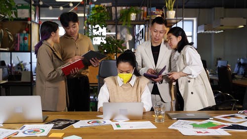 有关同事, 工作中, 工作场所的免费素材视频